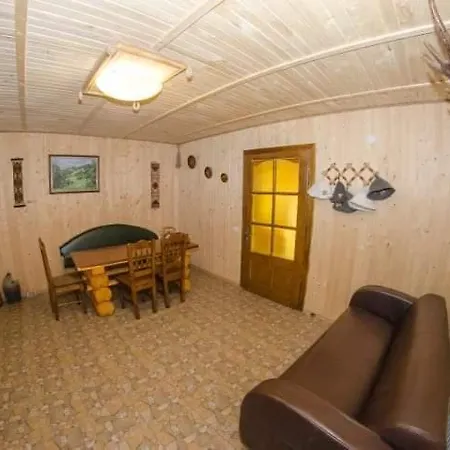Gostynnyi Dvir U Marichky Konukevi Lazeshchyna
