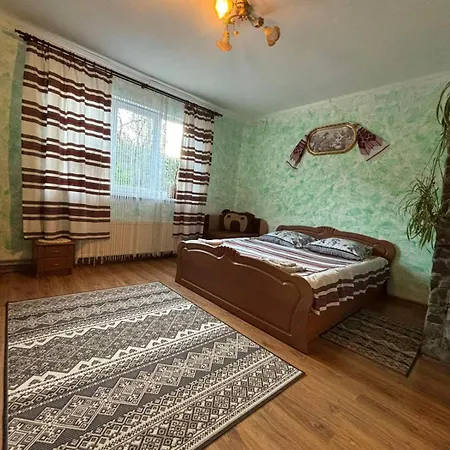 Gostynnyi Dvir U Marichky Lazeshchyna
