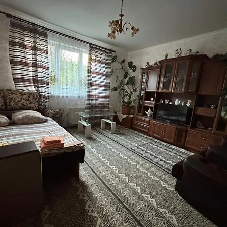 Gostynnyi Dvir U Marichky Lazeshchyna