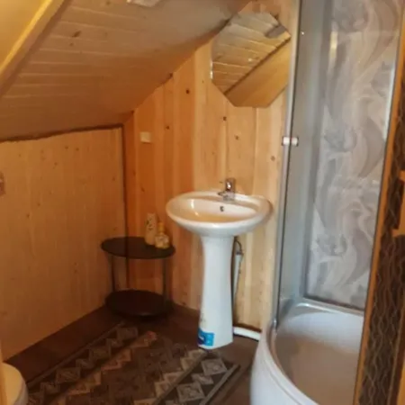 Gostynnyi Dvir U Marichky Lazeshchyna