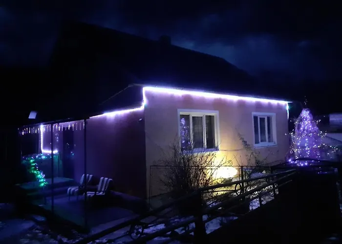 Gostynnyi Dvir U Marichky Konukevi Lazeshchyna
