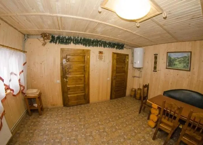 Gostynnyi Dvir U Marichky Konukevi Lazeshchyna