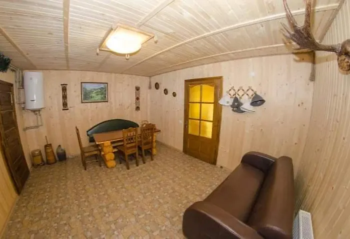 Gostynnyi Dvir U Marichky Konukevi Lazeshchyna