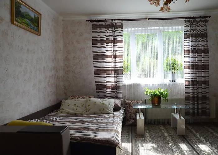 Gostynnyi Dvir U Marichky Lazeshchyna