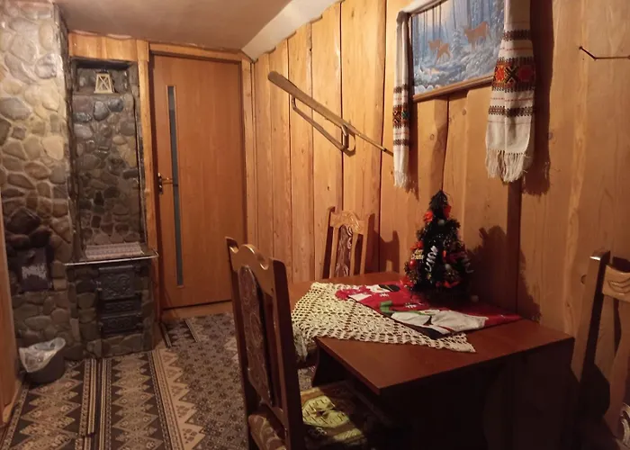 Gostynnyi Dvir U Marichky Konukevi *