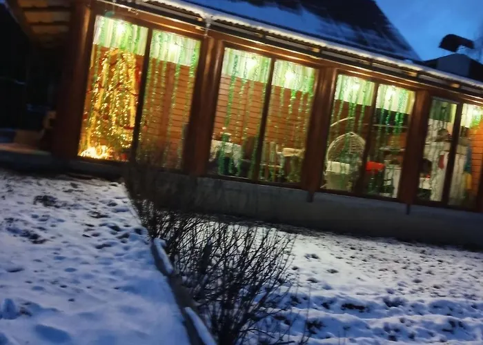 Gostynnyi Dvir U Marichky Lazeshchyna