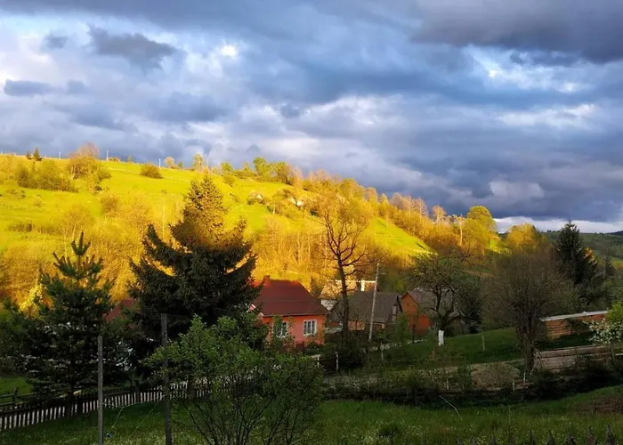 Gostynnyi Dvir U Marichky Lazeshchyna