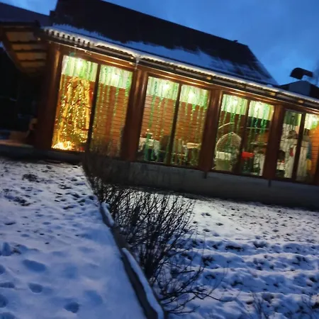 Gostynnyi Dvir U Marichky Lazeshchyna